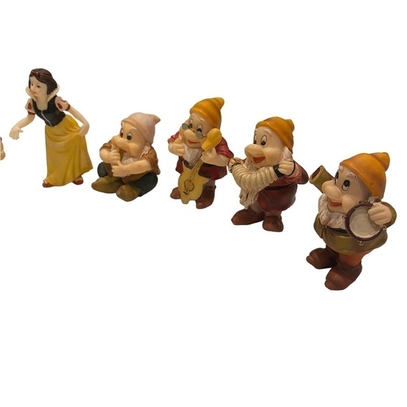 Snow White and the Seven Dwarfs Figurines. Can be used as Cake Toppers - Picture 7 of 14